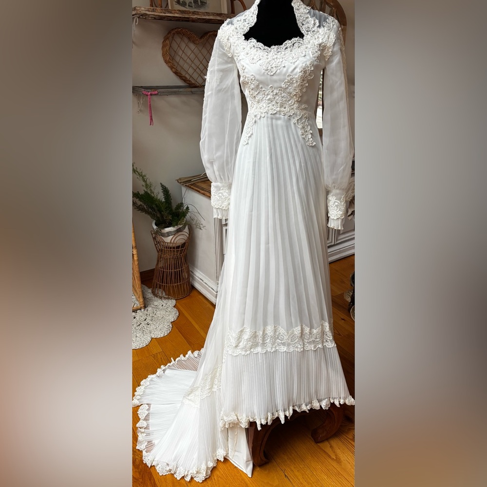 Vintage White Pleated prarie style Lace Wedding Dress